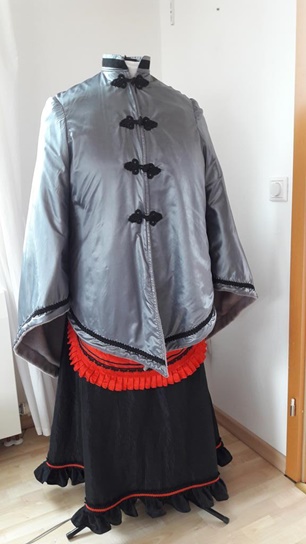 Kostüme historisch Verleih 19. Jahrhundert Umhang Jacke silber grau viktorianisch Tournüre Mottoparty